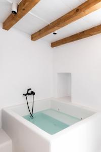 Ryous Mykonos的一间浴室