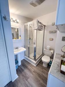 普罗温斯敦库克街酒店的带淋浴、卫生间和盥洗盆的浴室