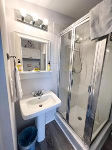 普罗温斯敦库克街酒店的一间带水槽和淋浴的浴室