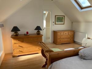 哈罗盖特Coach house Harrogate的一间卧室配有一张床、一个梳妆台和一扇窗户。