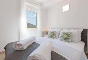 德拉马利Apartments Moon的白色卧室配有一张带白色枕头的大床