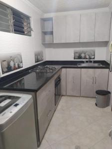 佛罗里达布兰卡Apartamento Cañaveral的厨房配有白色橱柜和炉灶烤箱。