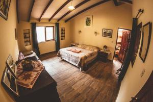 萨迈帕塔Hostel Serena的一间卧室配有一张床,铺有木地板