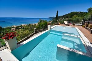 阿齐欧斯·贡多斯Casa Tramonto Beach View Agios Gordios Corfu的海景游泳池
