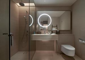 吉隆坡吉隆坡阿玛瑞酒店的浴室配有盥洗盆和带镜子的淋浴