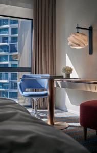 吉隆坡吉隆坡阿玛瑞酒店的客房设有桌子、椅子和窗户。