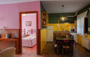 Casas del MonteCasas Rurales Acebuche, actividades familiares en entorno rural的一间带桌子的厨房和一间带床的房间