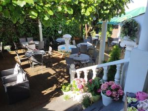 Alsbach-Hähnlein迪米特拉餐厅－酒店的庭院设有桌椅和鲜花