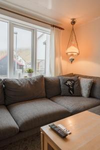 Við Gjógv4 BR House / Scenic Village / Nature / Hiking的带沙发和窗户的客厅