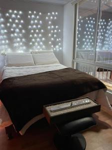 PescaBuenavista Hotel Campestre - Pesca的一间卧室配有床和窗户及灯光