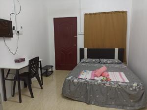 北根Depulauserai Roomstays的一间卧室配有一张床、一张桌子和一张书桌