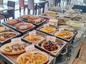 函馆Hotel Hakodate Royal Seaside BBH Hotel Group的餐桌上的自助餐,包括不同种类的食物