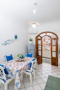 波西塔诺Mamma Mia的一间配备有桌子及蓝白色椅子的用餐室