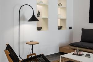 Péran TriovasálosMargaret's Unique Apartment的客厅配有黑椅子和桌子