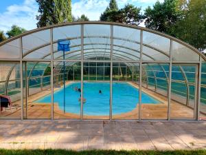 DuravelGîte La Buissière Duravel piscine couverte privative的相册照片