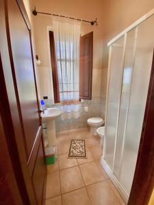 Turri马萨优酒店的浴室配有卫生间、盥洗盆和淋浴。