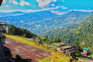 甘托克Mayal Retreat的享有山脉的空中景致,设有火车