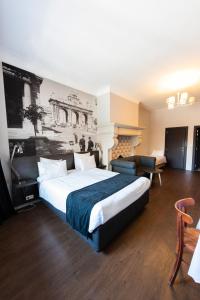 布鲁塞尔Résidence-Hotel Le Quinze Grand Place Brussels的酒店客房设有一张大床和一张沙发。