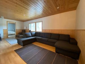 艾赫泰里Moksunsalo的带沙发的客厅和卧室