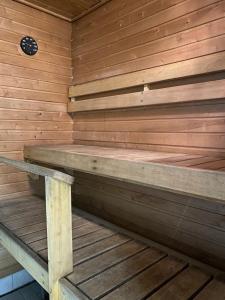 艾赫泰里Moksunsalo的木墙内带长凳的桑拿浴室