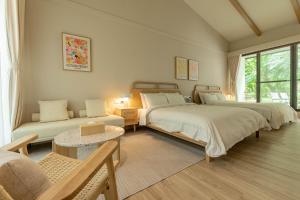 瑞穗乡蝴蝶谷温泉渡假村 的一间带两张床和一张沙发的卧室