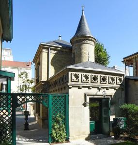维希Pavillon indépendant en plein centre de Vichy的一座带门和塔的古老建筑