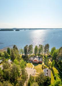 萨翁林纳B&B Taipaleenniemi的湖岸房屋的空中景观