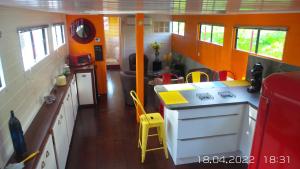 沙尼LES AMIS D'ULYSSE的玩具厨房,带柜台和黄色凳子