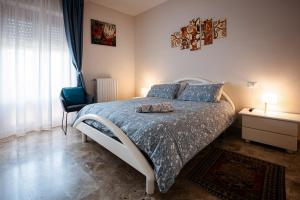 BascianoIl Girasole的卧室配有床、椅子和窗户。