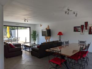 Rilly-la-MontagneLA LOGIA Gîtes pour 20 personnes的客厅配有沙发和桌椅