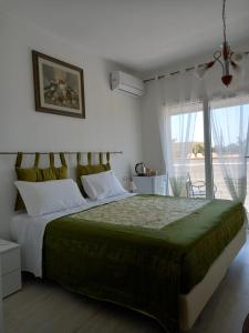 泰拉西尼Villa Serendipity Terrasini的一间卧室设有一张大床和一个窗户。