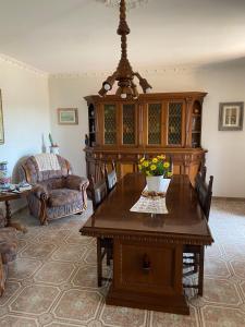 PortariaCasa Nonna Velia的客厅配有桌子和沙发