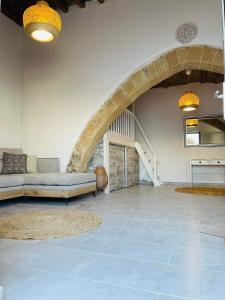 拉多斯Anemone traditional house的带沙发和楼梯的大型客厅