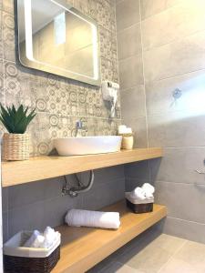 拉多斯Anemone traditional house的一间带水槽和镜子的浴室
