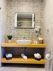 拉多斯Anemone traditional house的一间带水槽和镜子的浴室