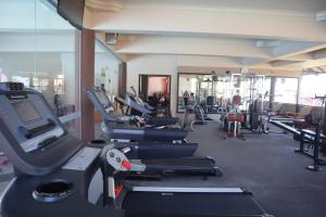 丹戎槟榔丹戎槟榔舒适酒店的健身房,配有各种跑步机和机器