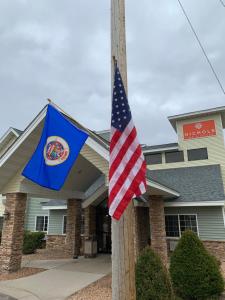 雷德温Nichols Inn of Red Wing的旗杆上的旗帜,紧靠着我们的旗帜