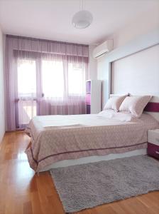 布尔加斯Luxury Panoramic Seaside Apartment的白色卧室配有大床和地毯