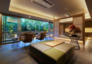 东京东京庭之酒店的卧室配有一张床和一张桌子及椅子
