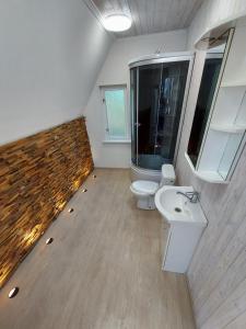 SīkragsCozy Cottage的浴室配有白色卫生间和盥洗盆。