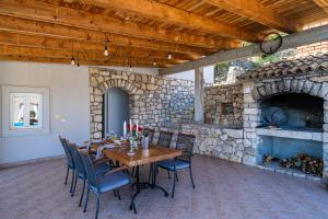 巴比诺波尔杰House Abatros的庭院设有桌椅和石制壁炉。