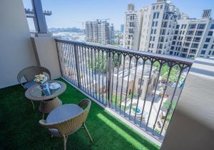 迪拜Nasma Luxury Stays - Fancy Apartment With Balcony Close To MJL's Souk的市景阳台配有桌椅。