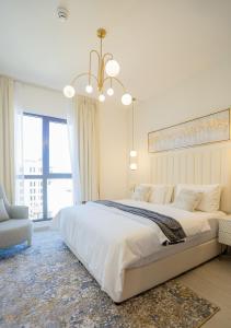 Nasma Luxury Stays - Fancy Apartment With Balcony Close To MJL's Souk客房内的一张或多张床位