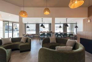 新普罗恩萨Oliva Welcoming Apartments的带沙发的客厅和用餐室