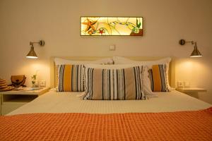 萨尔蒂Aristea Studios的卧室配有带枕头的床铺和窗户。