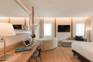 Hotel Boutique Mirlo Barcelona的电视和/或娱乐中心