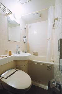 荒尾Noasobi Lodge 203- Vacation STAY 23343v的浴室配有卫生间、盥洗盆和浴缸。