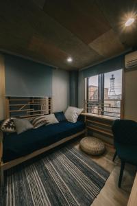 荒尾Noasobi Lodge 205- Vacation STAY 44527v的一间卧室设有一张床和一个大窗户