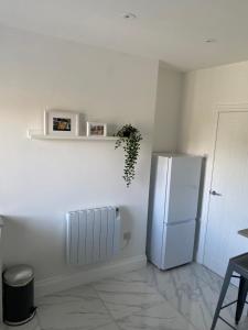 布里德灵顿Bridlington Shore Apartment的一间厨房,内配白色冰箱