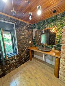 埃格尔Cityside Cottage的一间带水槽和石墙的浴室